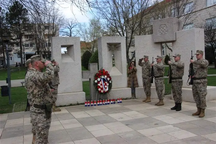 U Posušju obilježena 33. obljetnica utemeljenja HVO-a uz odavanje počasti