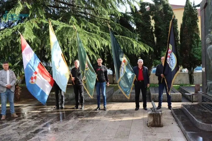 FOTO | Položeni vijenci, zapaljene svijeće i održana misa za