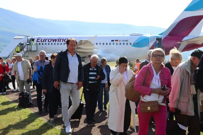 FOTO | Uspostavljeni letovi iz Njemačke: Prvi avion pun putnika