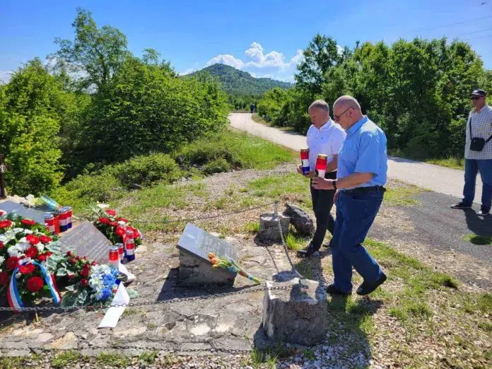 FOTO | General Marinko Krešić posjetio Stolove i odao počast
