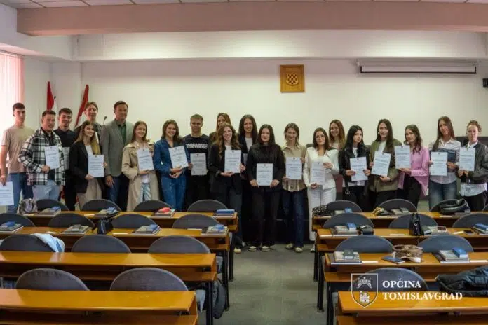 Duvanjskim maturantima dodijeljene pohvalnice za odličan uspjeh