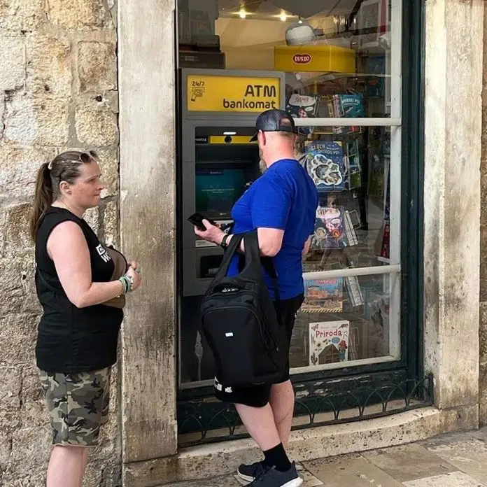 Hrvatski Jadran preplavili su “ničiji” bankomati koji uzimaju proviziju i