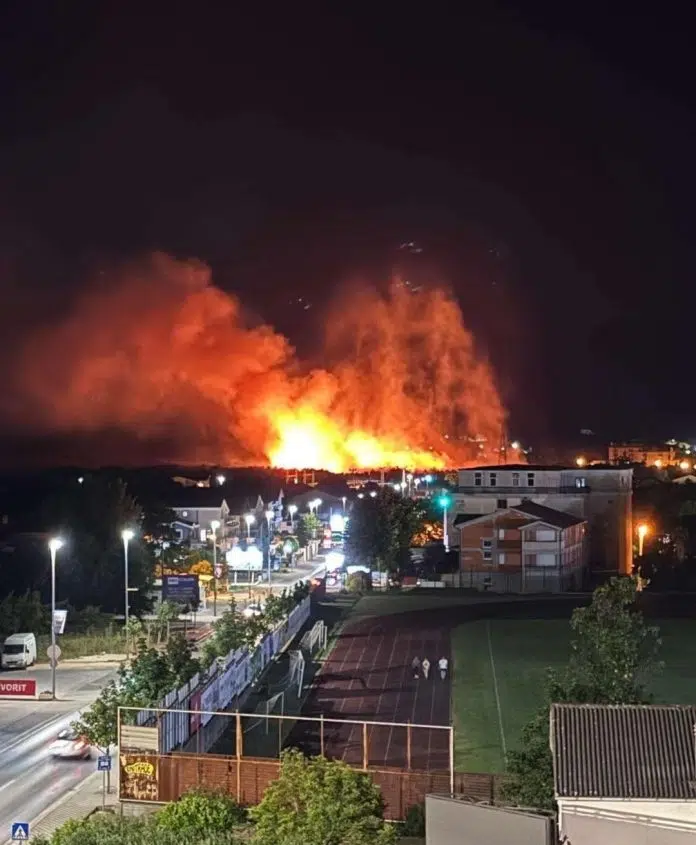 Požar u Ljubuškom:Vatra prijetila kućama, vatrogasci spriječili katastrofu,vjetar jutros aktivira