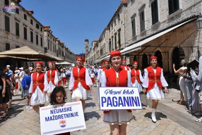 FOTO: Neumske mažoretkinje predvodile Smotru mažoretkinja na Stradunu