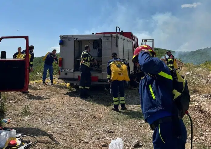 Glavne linije požara u Grudama ugašene, vatrogasci još na terenu