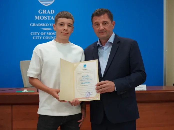 Gradonacelnik-Kordic-urucio-nagrade-ucenicima-generacije-osnovnih-i-srednjih-skola.jpg