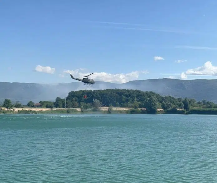 I dalje gori kod Gruda. U gašenju od jutros pomaže