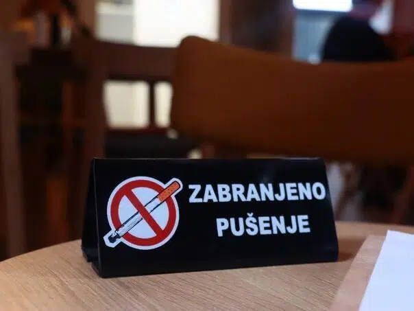Od danas novčane kazne za kršenje zabrane pušenja