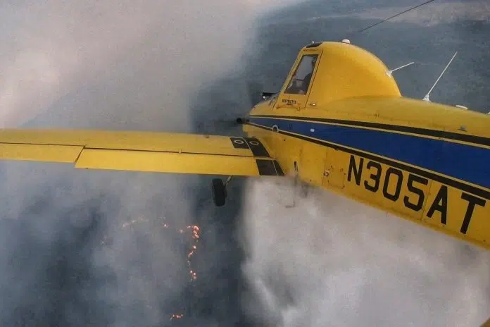 Pogledajte kako posada Air Tractora gasi požar u Grudama
