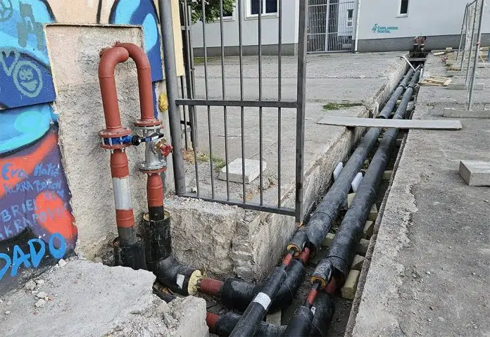 FOTO | Započeli radovi na izmjeni cijevi grijanja između dvije
