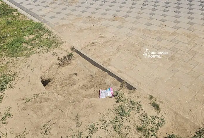 FOTO | Stanari ogorčeni: Djeca kopaju rupe po travnjacima, a