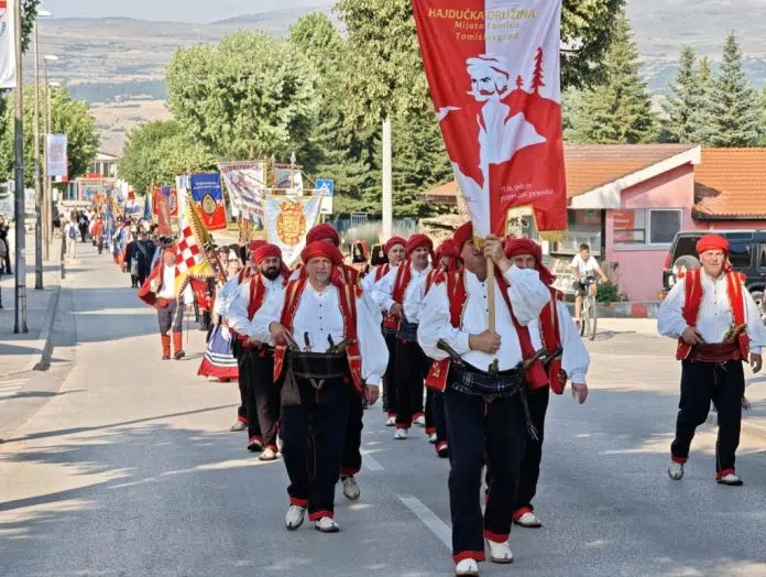 Mimohod povijesnih postrojbi ulicama našega Tomislavgrada (foto/video)