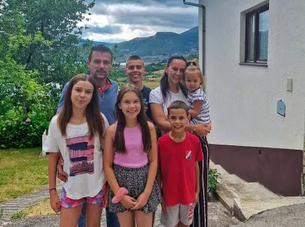 “Anđe, ajmo mi kući”: Sedmeročlana obitelj Ćališ vratila se u