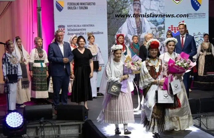 FOTO/VIDEO ČESTITKA: Najljepša Hrvatica u narodnoj nošnji izvan Republike Hrvatske