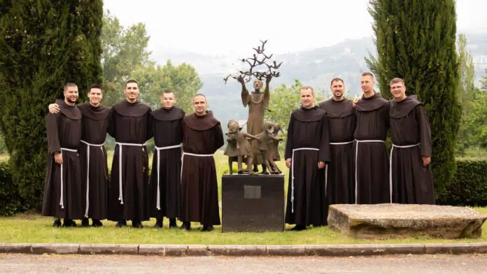 Osmorica novaka na Humcu polažu prve redovničke zavjete