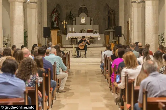 FOTO: Održan diplomski koncert Filipa Miloša uz svjetsku gitarističku zvijezdu
