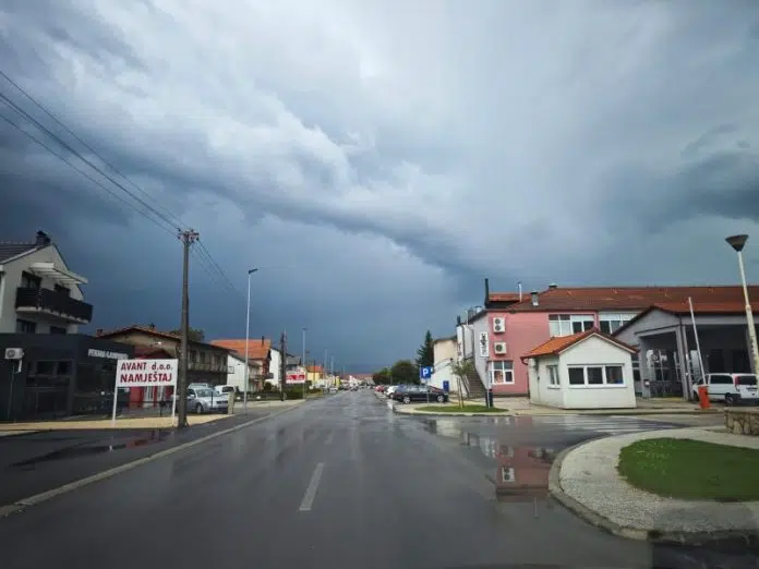 Kiša i pljuskovi širom BiH otežavaju promet, vozači pozvani na