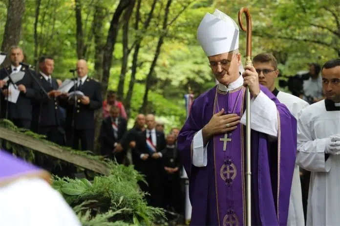 Nadbiskup Kutleša predvodio misu zadušnicu i obred ukopa ostataka žrtava