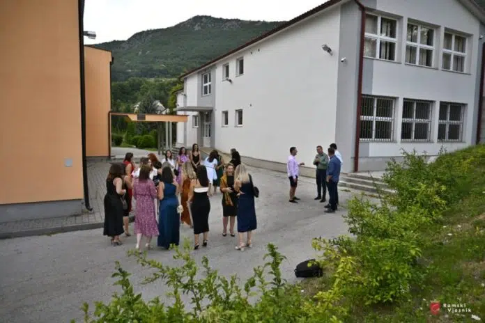 Susret u školi nakon 20 godina pun emocija