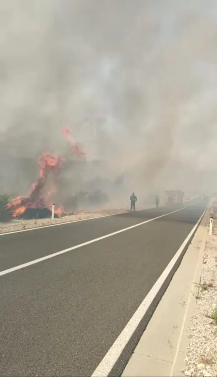 VAŽNO: Zbog požara zatvorena dionica ceste Stolac Neum
