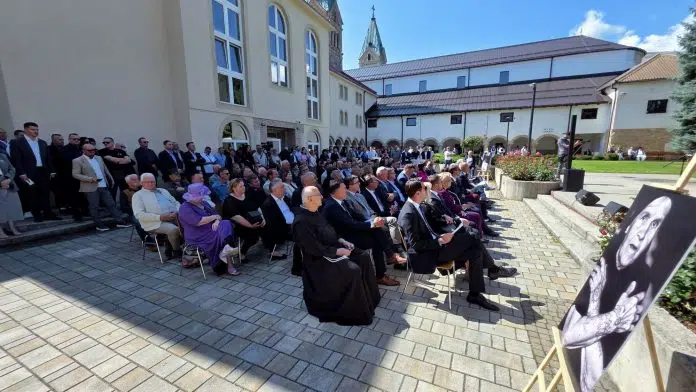 Potpisani ugovori o financiranju projekata za Hrvate u BiH, Posušje