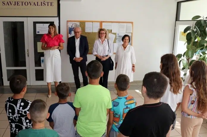 Dodjela torbi i školskog pribora za učenike iz socijalno ugroženih