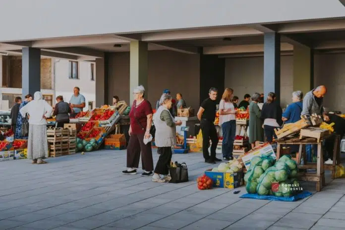 Zelena tržnica počela s radom na novoj lokaciji, zadovoljni i