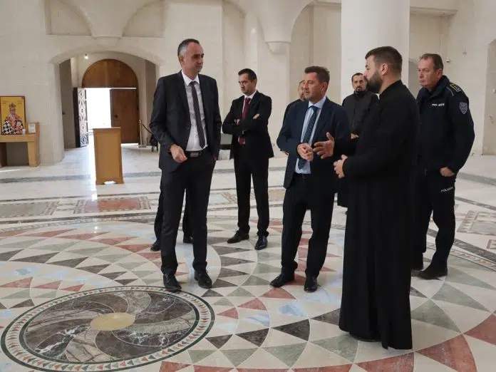 Gradonacelnik-Kordic-i-predsjednik-Gradskog-vijeca-Rahimic-posjetili-Sabornu-crkvu.jpg