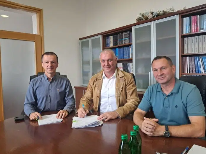 U zgradi Gradske uprave potpisan ugovor za asfaltiranje lokalne ceste