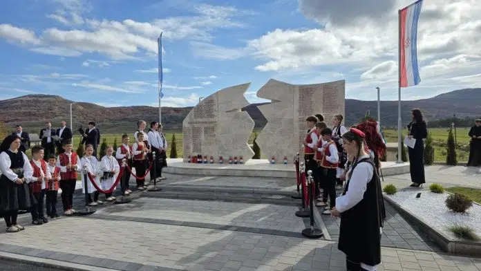U Roškom Polju svečano otvoren Park sa spomen obilježjem poginulim