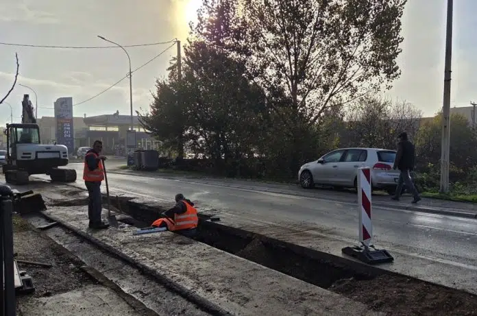 FOTO | Radove na cesti M6 prati veliki broj problema