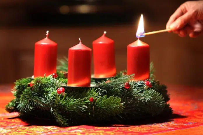 Danas se pali prva svijeća na adventskom vijencu, evo što