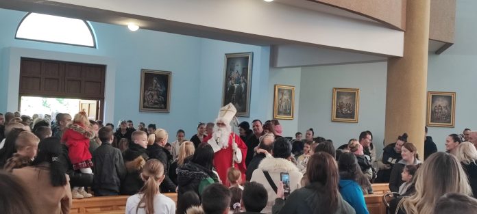 FOTO: Sveti Nikola darivao dječicu u Neumu