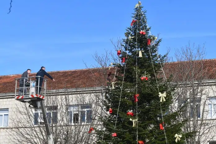 FOTO Trg hrvatskih branitelja u blagdanskom ruhu: Pripreme za Božić