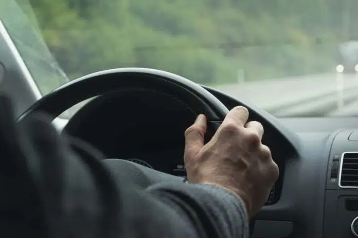 Pijani vozač Mercedesom jurio 170 km/h kroz naselje kod Širokog
