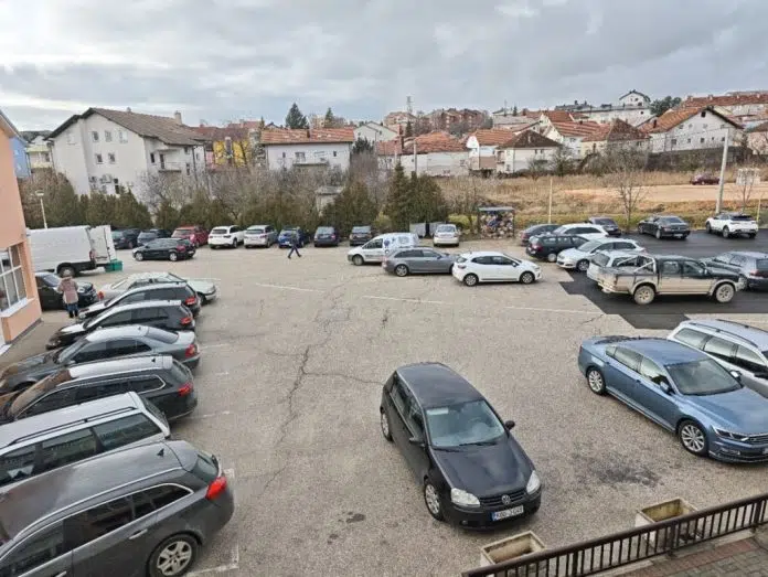 Kaos s parkiranjem u kompleksu autobusnog kolodvora u Tomislavgradu: Apel