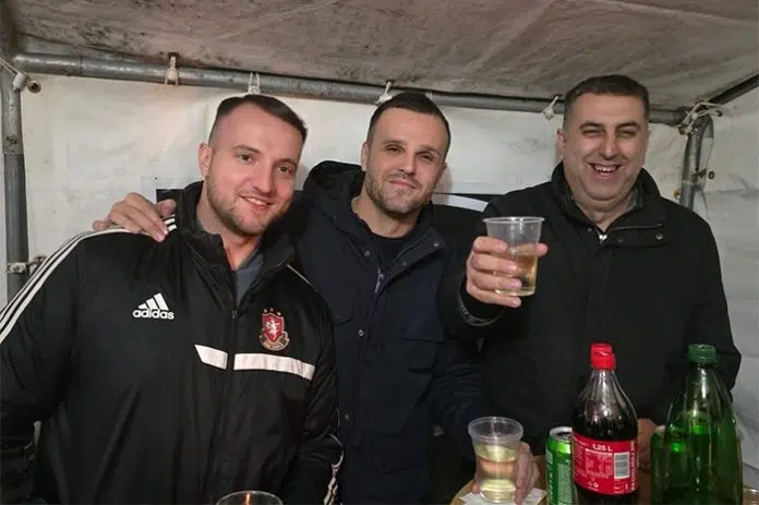 FOTO | Primjer zajedništva u Čapljini: Stanari zajedno ispraćaju 2025.