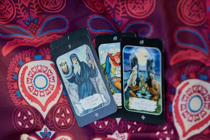 Sujevjerje i astrologija: Bik prevrće šolju, Djevica vjeruje u amajlije,