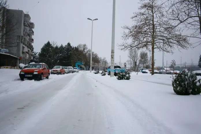 VIDEO | Snijeg otežao promet u BiH, duge kolone na