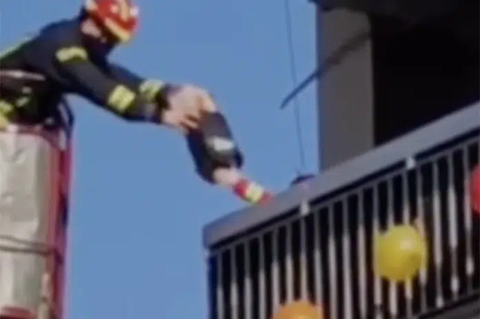 VIDEO | Vatrogasci ispunili rođendansku želju dječaku: Korpom došli na