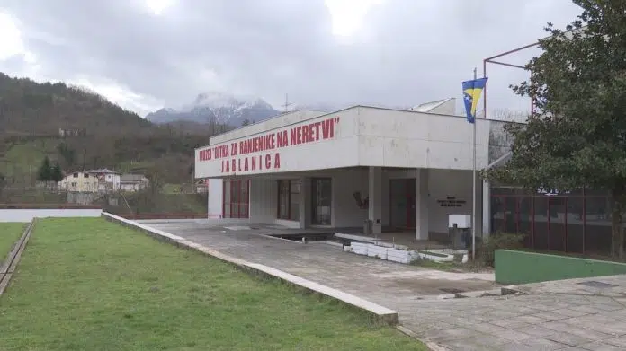 1772009136_Osuden-zbog-sirenja-mrznje-pored-ratne-masovne-grobnice-–-hipba.jpeg
