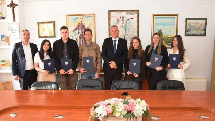 Načelnik Radišić dobitnicima rektorovih i dekanovih nagrada uručio pohvalnice i