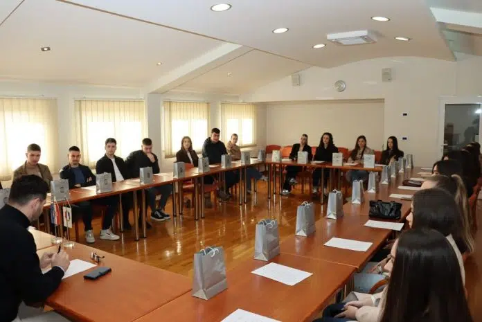 FOTO Potpisani ugovori za stipendije Općine Posušje: 36 studenata ostvarilo