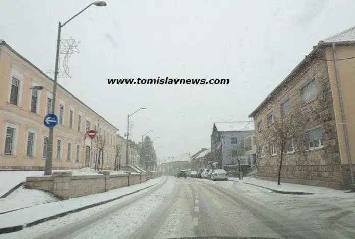 DOBRO vam oblačno, snježno, vjetrovito i hladno jutro iz Tomislavgrada!