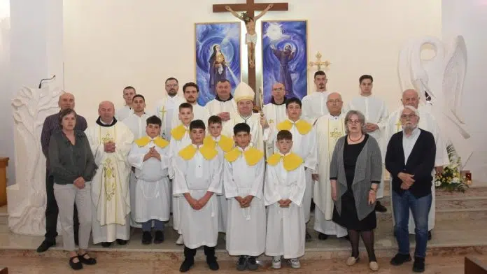 Biskup Petar Palić blagoslovio oltar i vitraje crkve u Donjoj