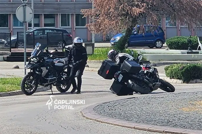 FOTO | Motorist pao sa motora u kružnom toku –