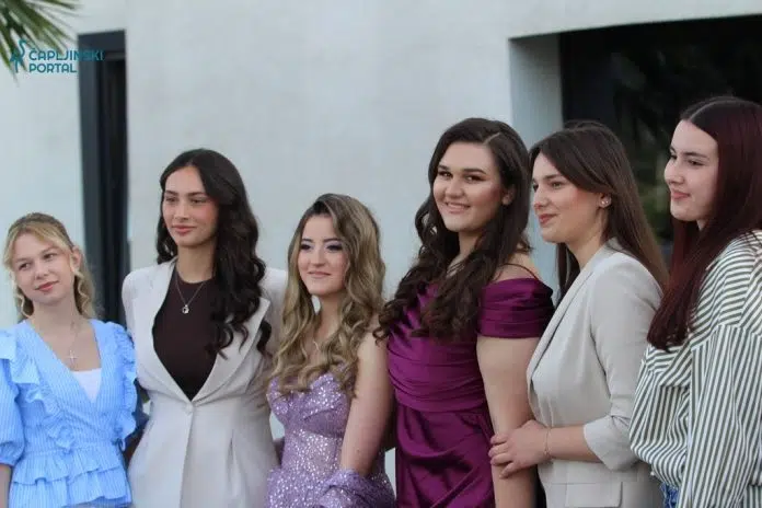 FOTO 2 | Haljine, odijela i veliki osmijesi: 84 maturanta