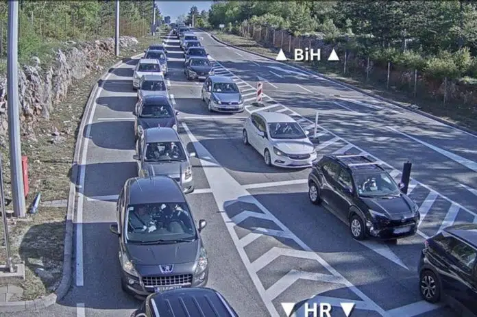 Duge kolone na granicama BiH, Kamensko zakrčeno u oba smjera