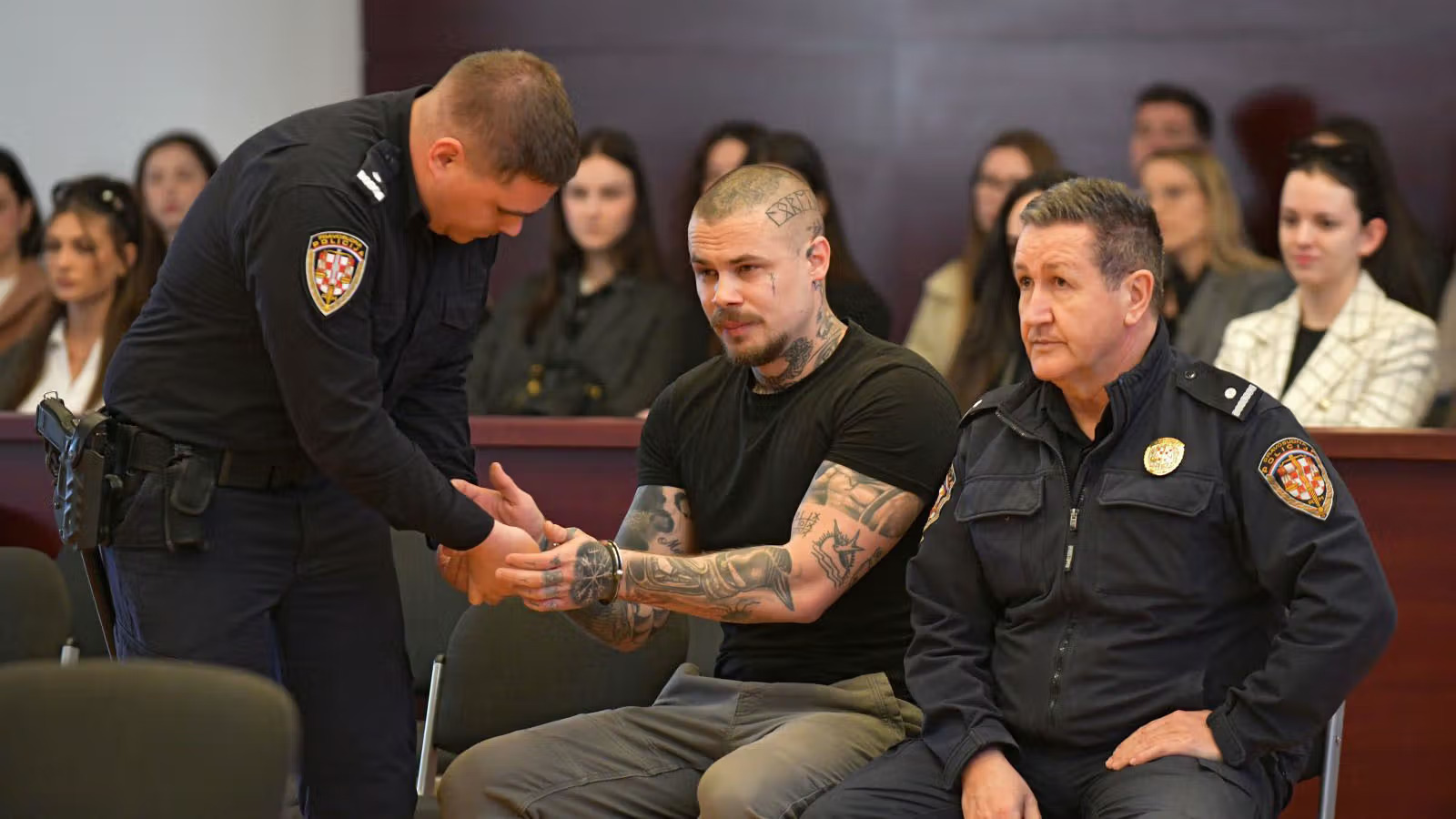 Bivši maneken iz Ljubuškog dobio 22 godine zatvora: Policajca izbo 13 puta