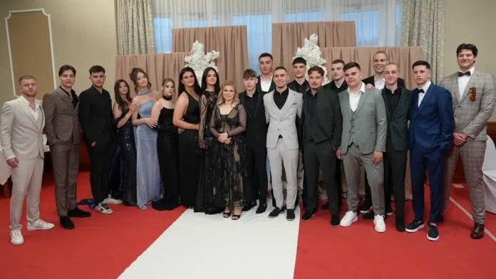 S mnogo veselja maturanti proslavljaju kraj srednjoškolskog obrazovanja